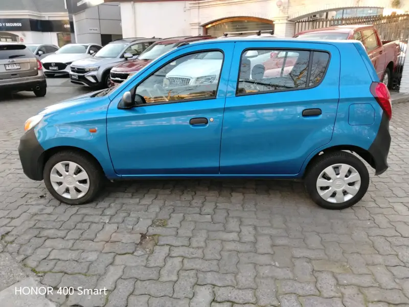 Auto compacto Suzuki azul en buen estado - 5