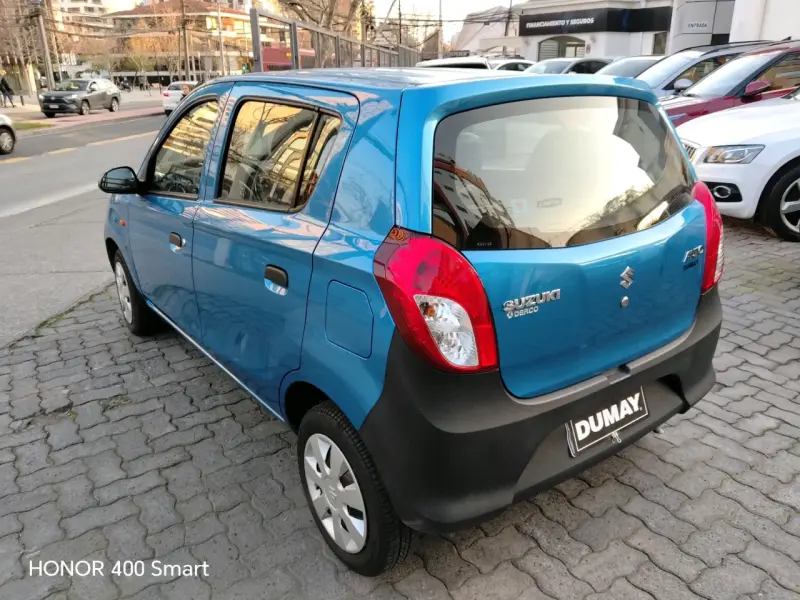 Auto compacto Suzuki azul en buen estado - 6