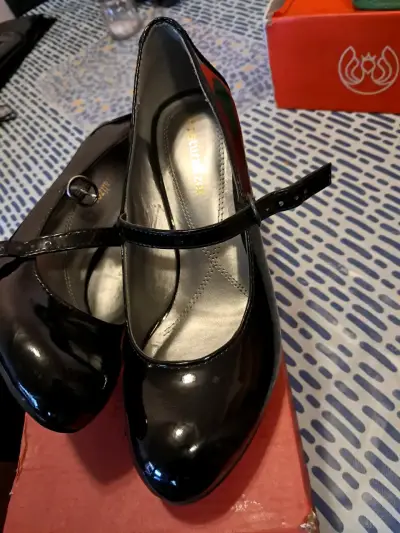 Zapatos de charol negro con correa para mujer - miniatura 1