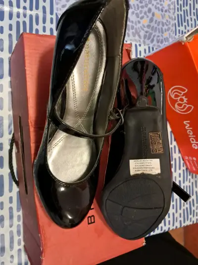 Zapatos de charol negro con correa para mujer - miniatura 2