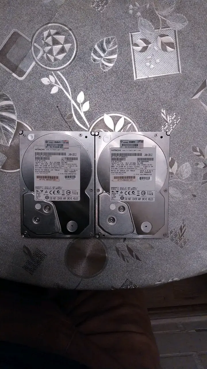 Discos duros Hitachi 1TB SATA 3.5 pulgadas - 1