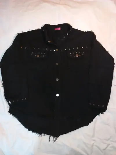 Chaqueta negra con tachas estilo punk - miniatura 1