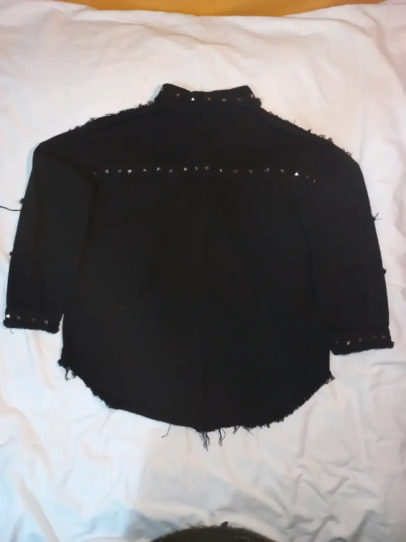 Chaqueta negra con tachas estilo punk - 2