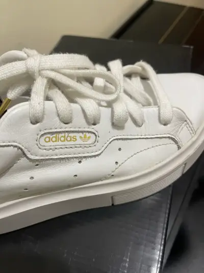 Zapatillas blancas Adidas con plataforma - miniatura 4
