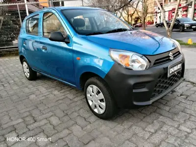 Auto compacto Suzuki azul en buen estado - miniatura 3
