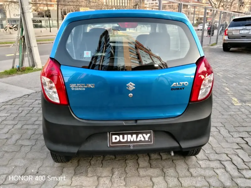 Auto compacto Suzuki azul en buen estado - 5