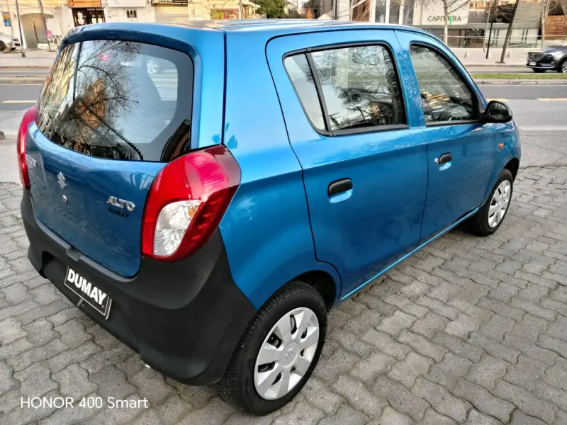 Auto compacto Suzuki azul en buen estado - 6