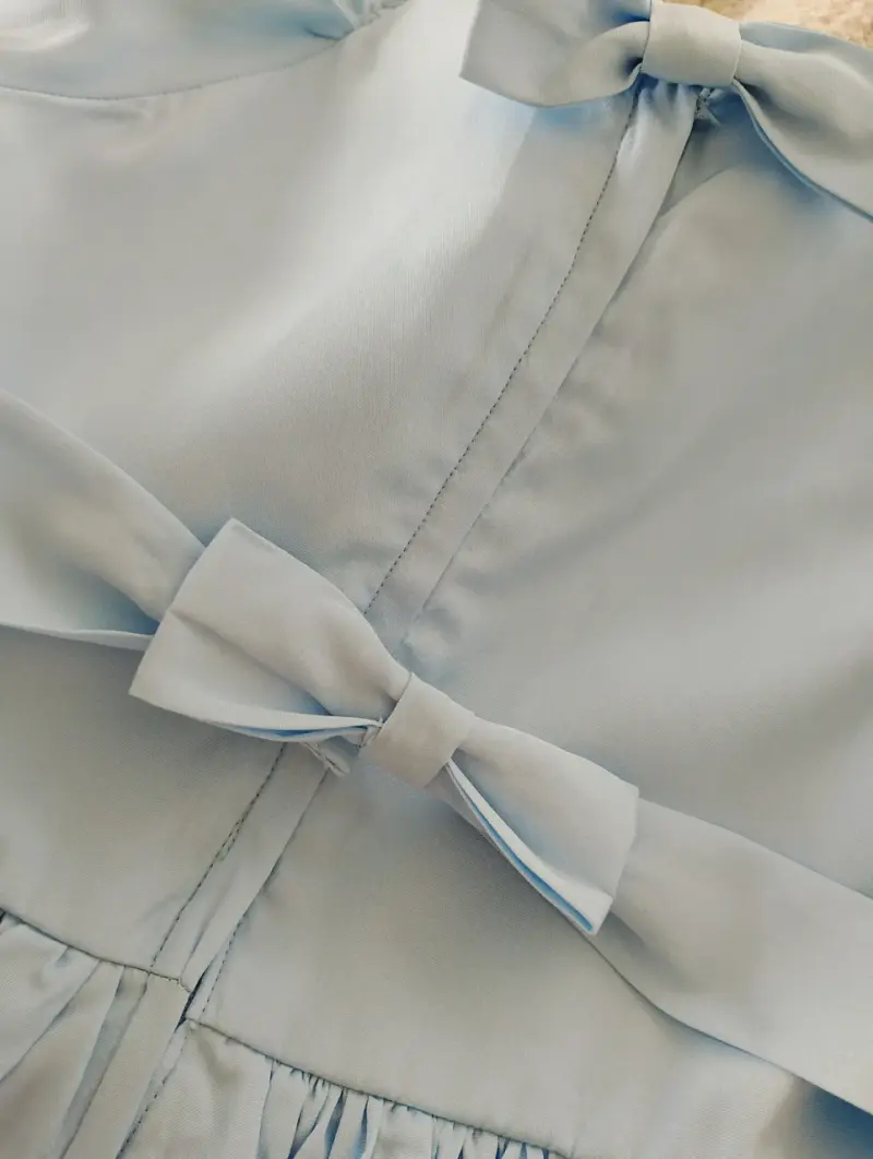 Vestido azul claro con lazos para niña - 3