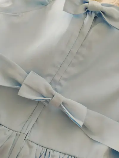 Vestido azul claro con lazos para niña - miniatura 3