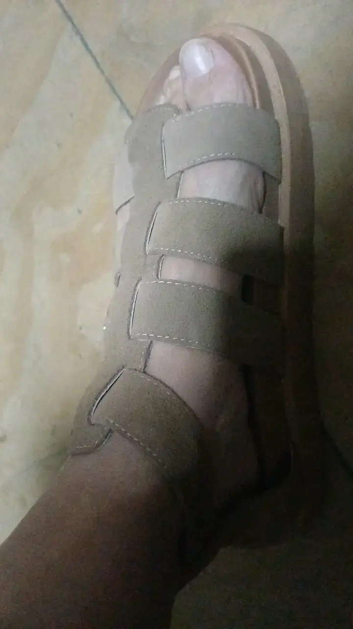 Sandalias planas beige de mujer - 1