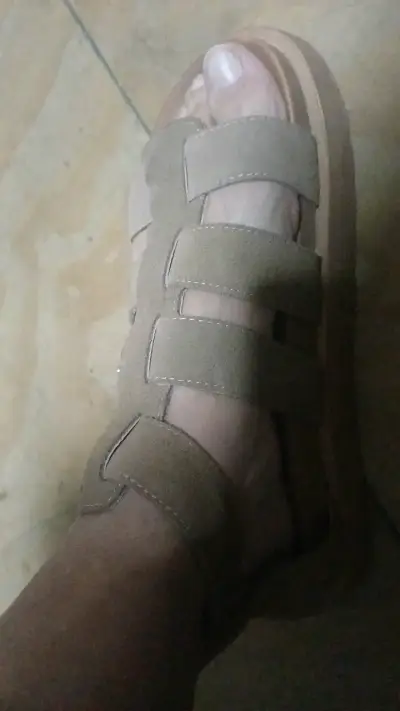 Sandalias planas beige de mujer - miniatura 1