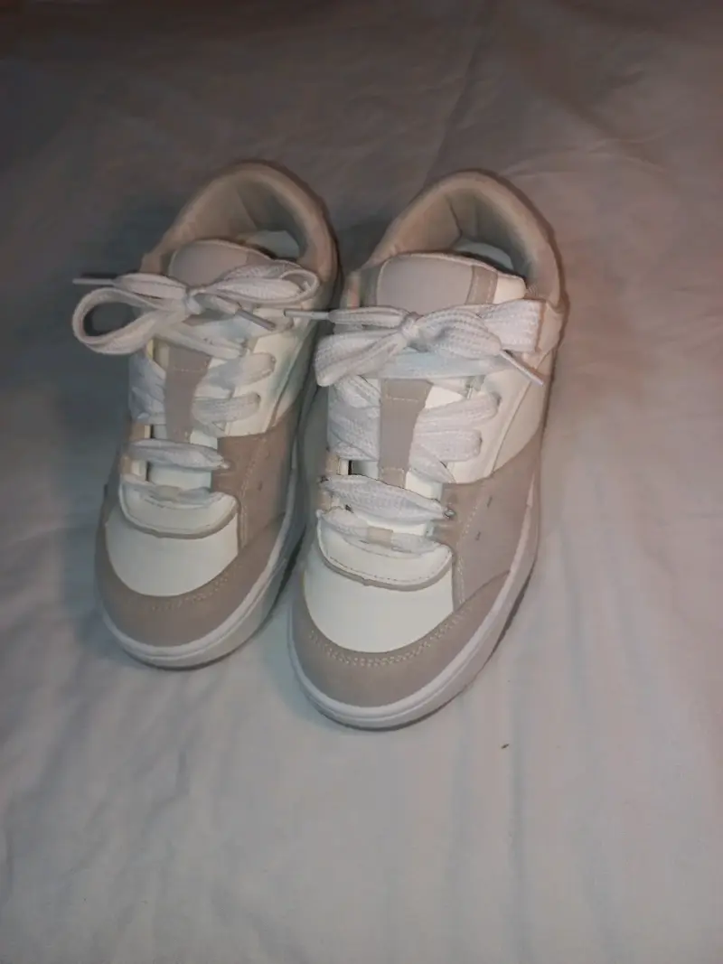 Zapatillas blancas y beige para mujer - 1