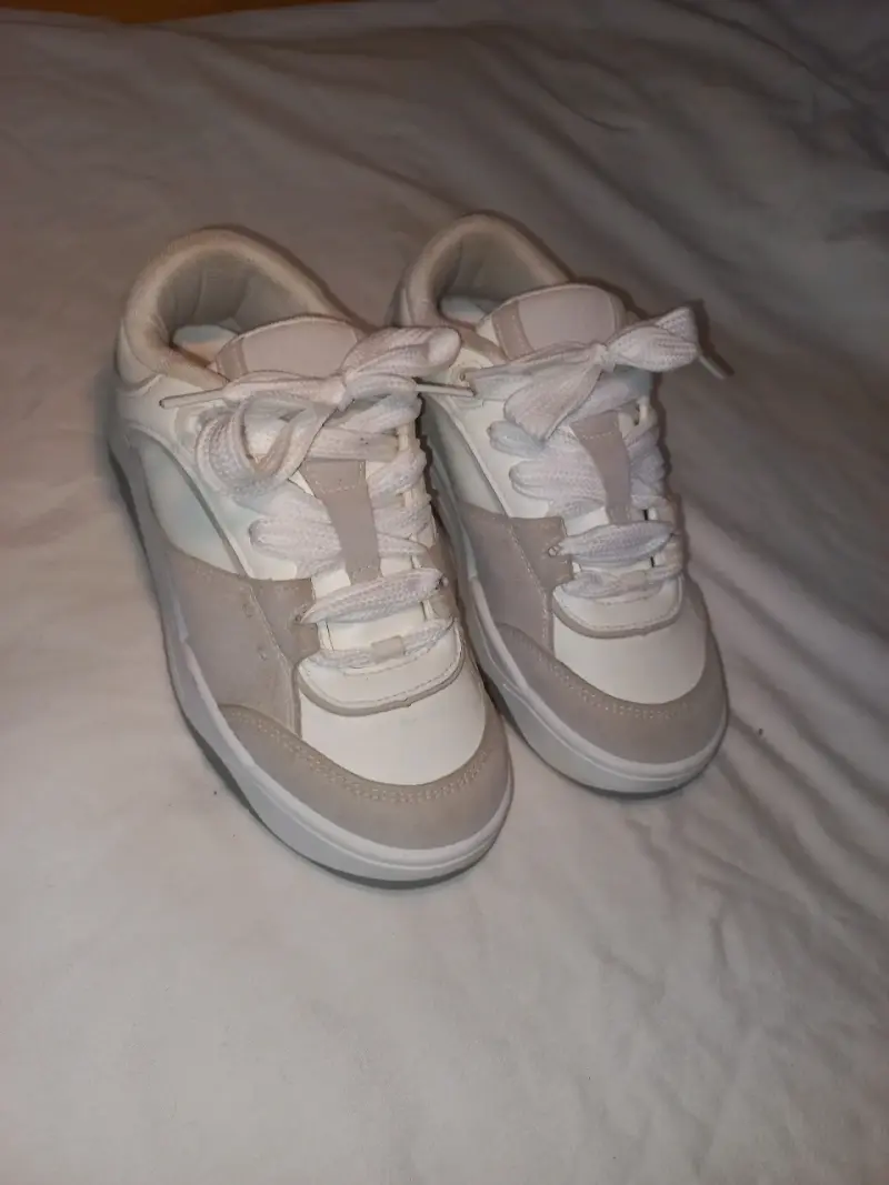 Zapatillas blancas y beige para mujer - 2