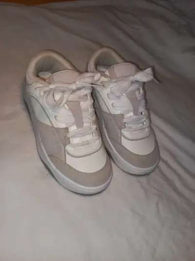 Zapatillas blancas y beige para mujer - miniatura 2