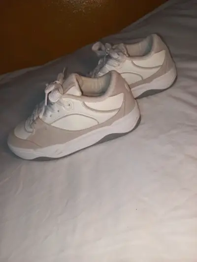 Zapatillas blancas y beige para mujer - miniatura 5