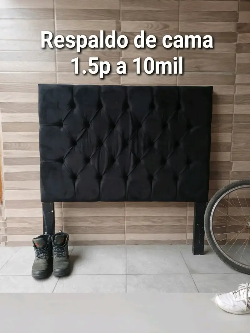 Respaldo de cama acolchado negro