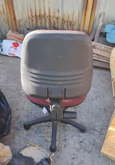 Silla giratoria buena estructura para retapizar - miniatura 2