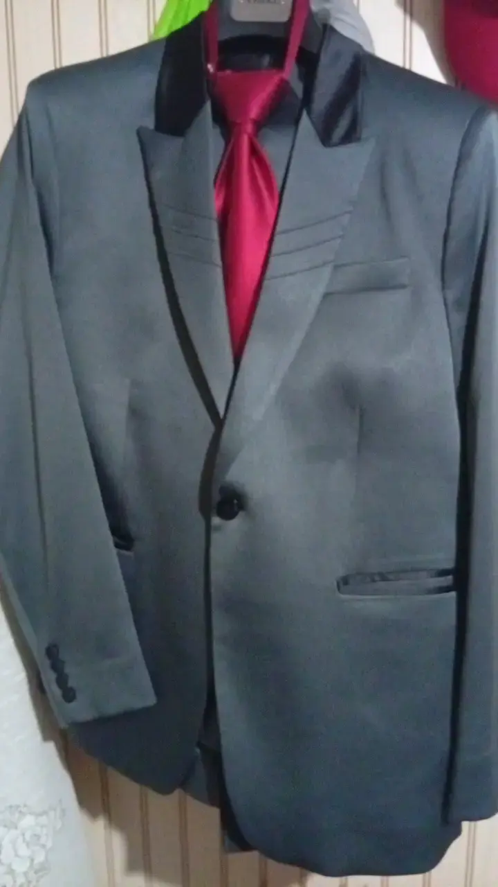 Traje gris con corbata roja para hombre