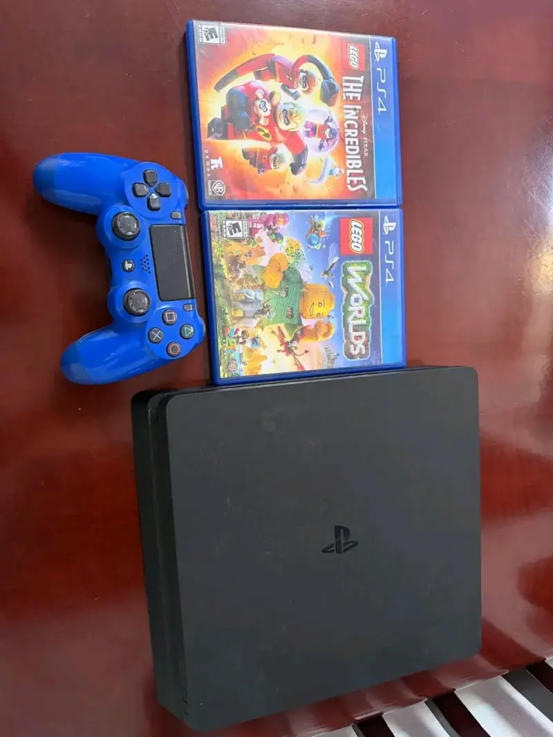 Consola PS4 con control y juegos LEGO - 1