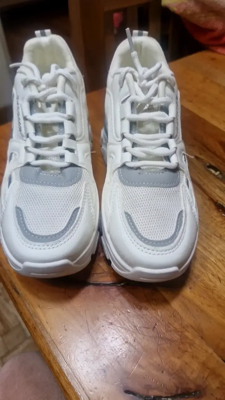 Zapatillas deportivas blancas con detalles grises - 1