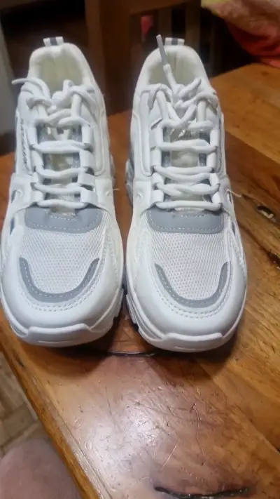 Zapatillas deportivas blancas con detalles grises - miniatura 1