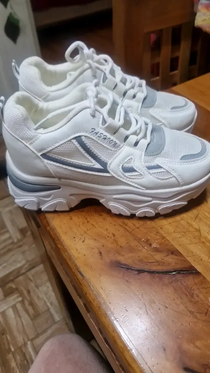 Zapatillas deportivas blancas con detalles grises - 2