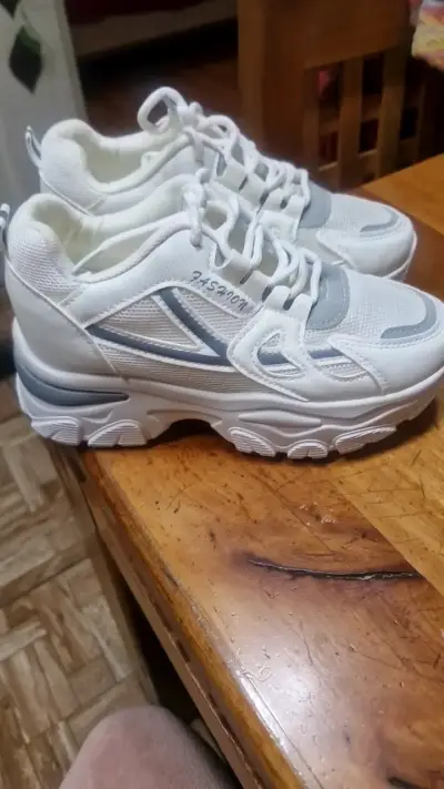 Zapatillas deportivas blancas con detalles grises - miniatura 2