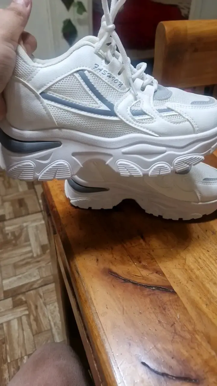 Zapatillas deportivas blancas con detalles grises - 3