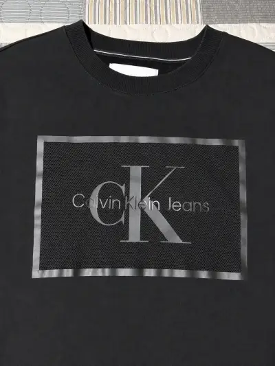 Polerón negro Calvin Klein Jeans con logo - miniatura 2