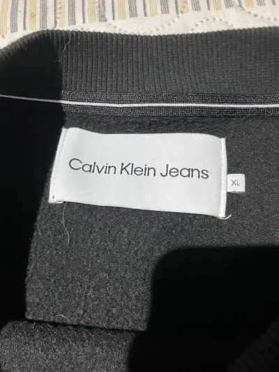 Polerón negro Calvin Klein Jeans con logo - miniatura 3
