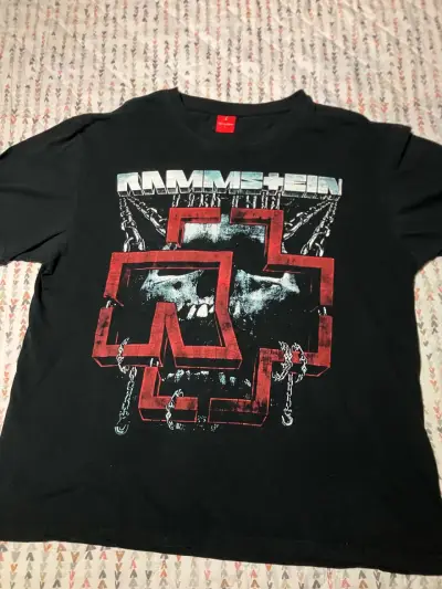 Polera negra de Rammstein con diseño gráfico - miniatura 1