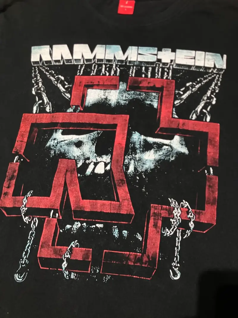 Polera negra de Rammstein con diseño gráfico - 2