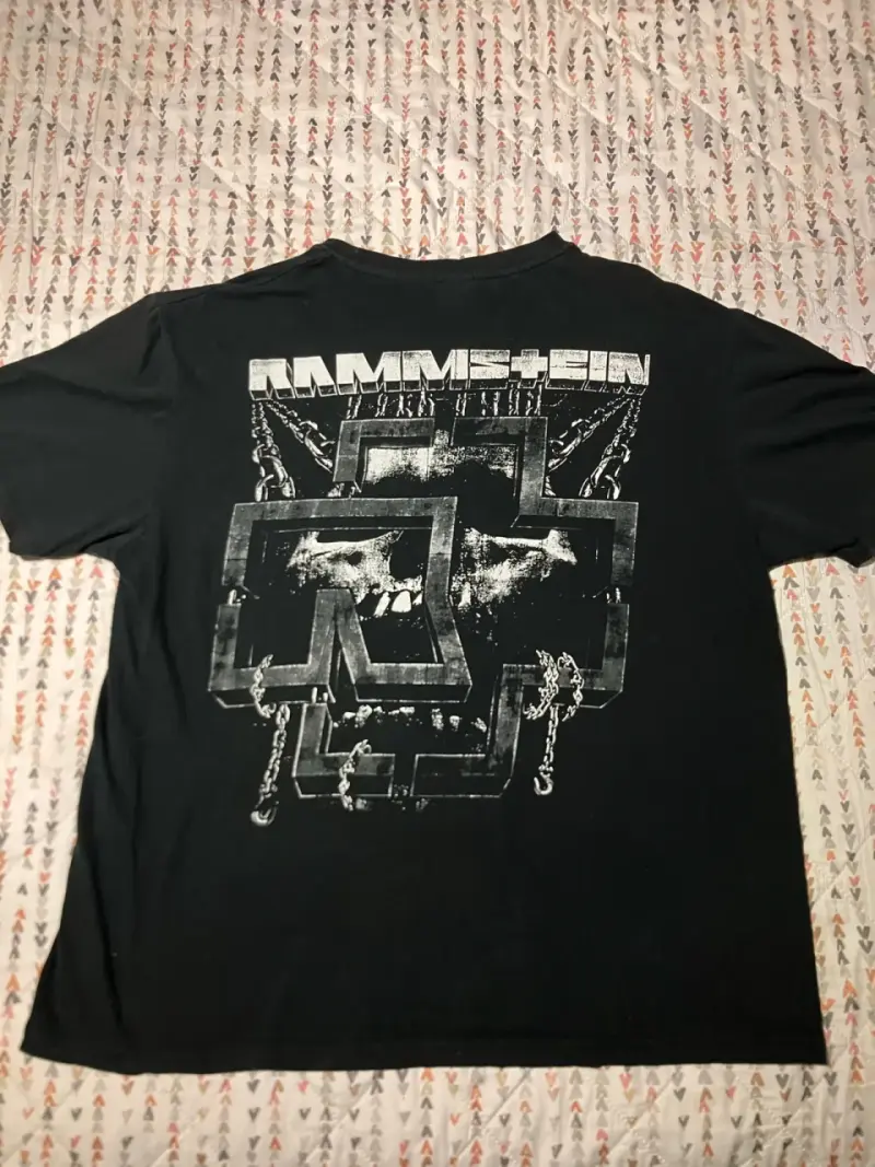 Polera negra de Rammstein con diseño gráfico - 3