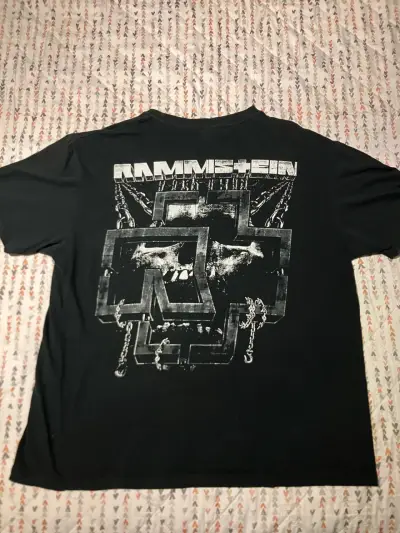 Polera negra de Rammstein con diseño gráfico - miniatura 3