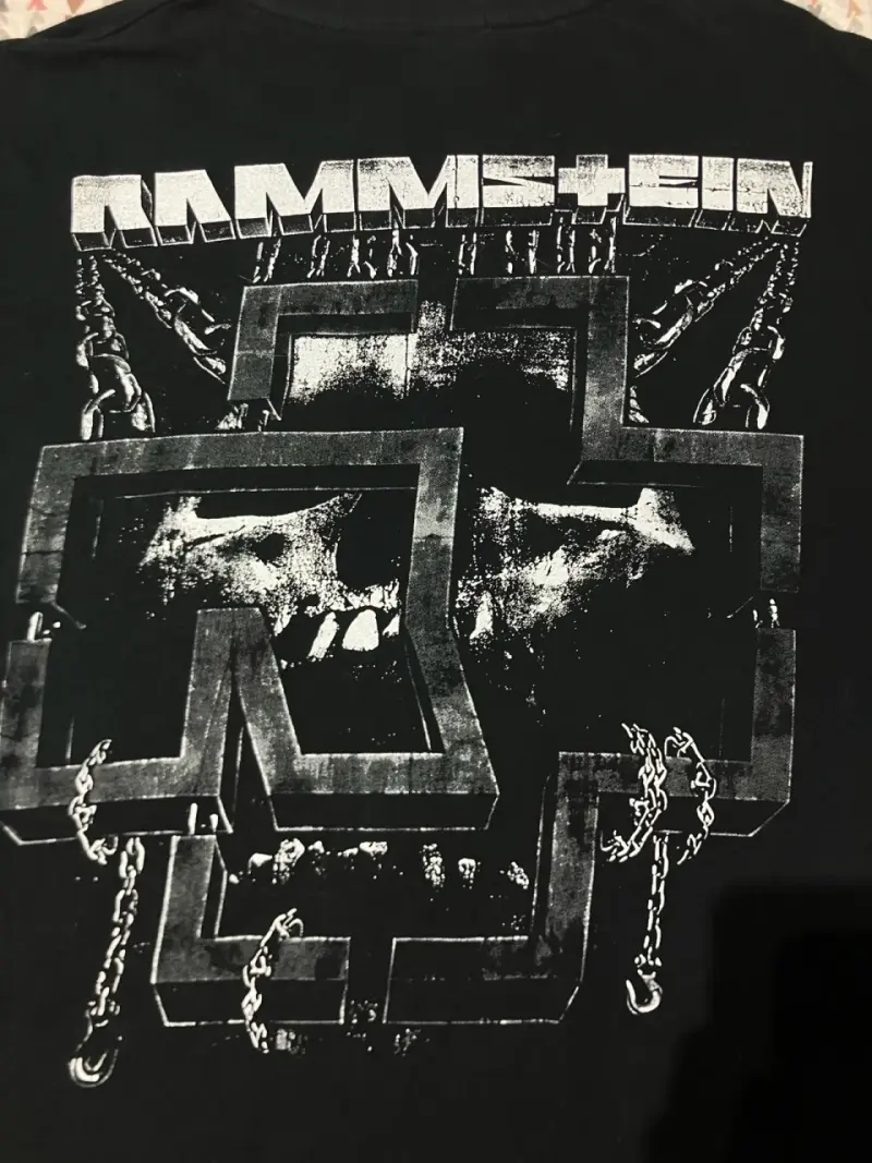 Polera negra de Rammstein con diseño gráfico - 4