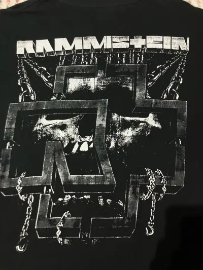 Polera negra de Rammstein con diseño gráfico - miniatura 4