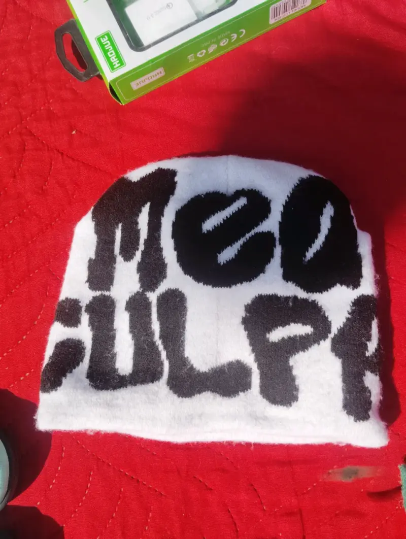 Gorro de lana blanco y negro con diseño 'Mea Culpa'