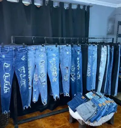 Jeans rasgados para mujer en varios colores - miniatura 3