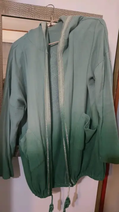 Chaqueta verde con capucha y diseño bordado - miniatura 1