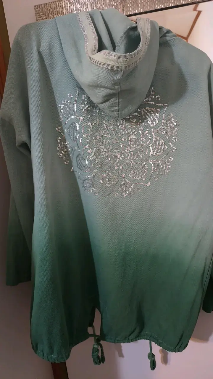 Chaqueta verde con capucha y diseño bordado - 2
