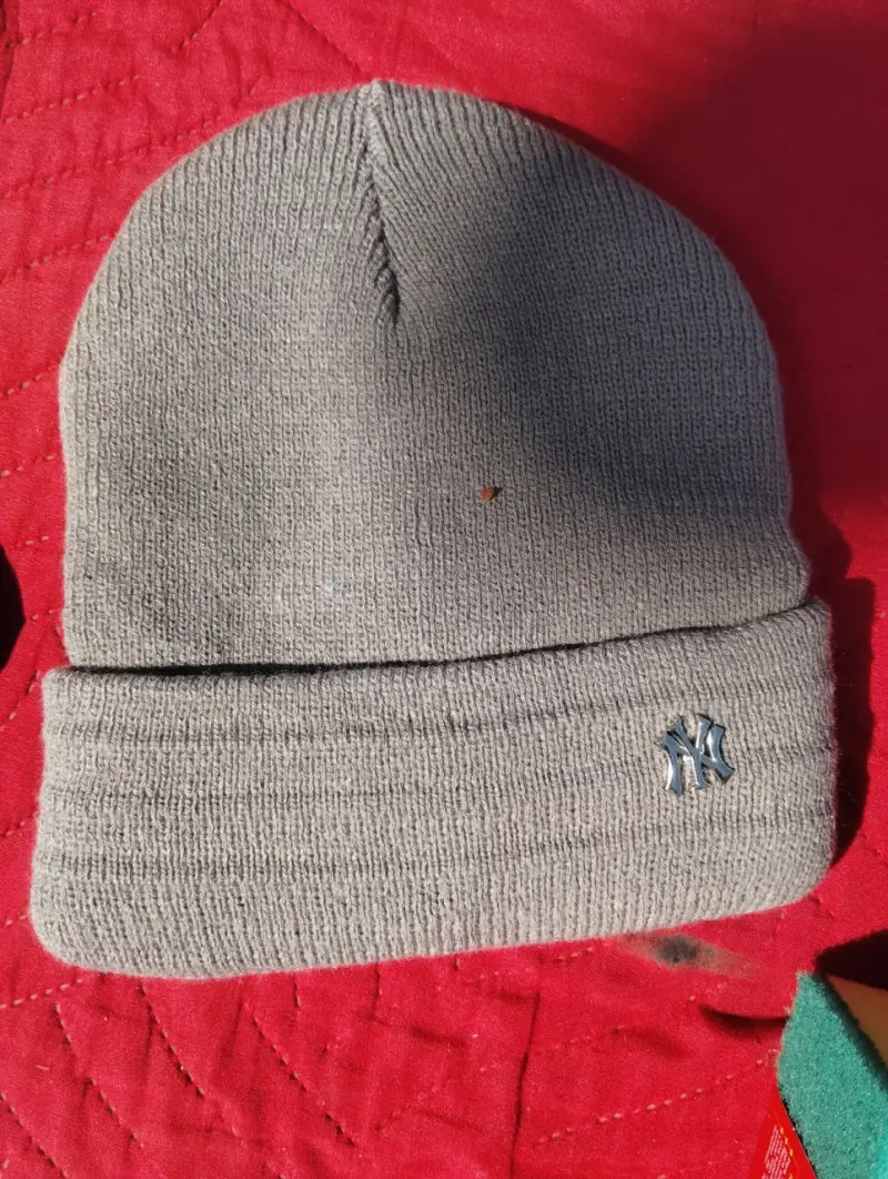Gorro de lana gris con logo metálico