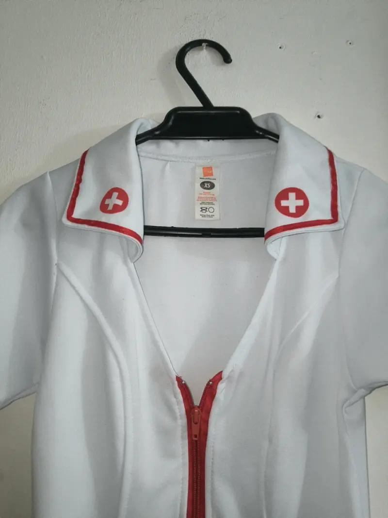 Disfraz de Enfermera Blanco con Detalles Rojos - 2
