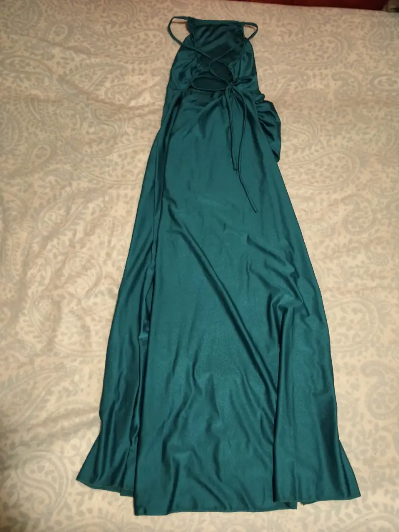 Vestido verde largo abierto de espalda y pierna - 4