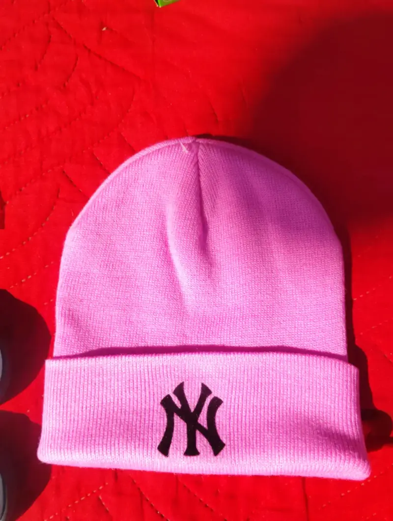 Gorro rosa con logo bordado
