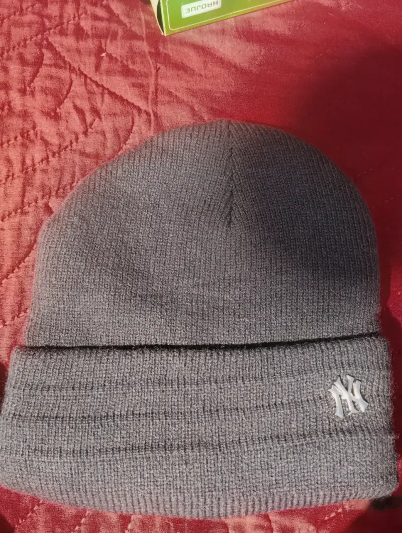 Gorro de lana gris oscuro con logo metálico