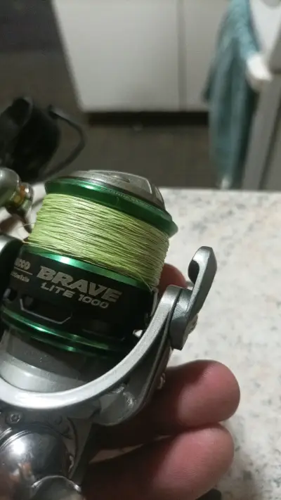Carrete de Pesca Brave Lite 1000 con Línea Verde - miniatura 1