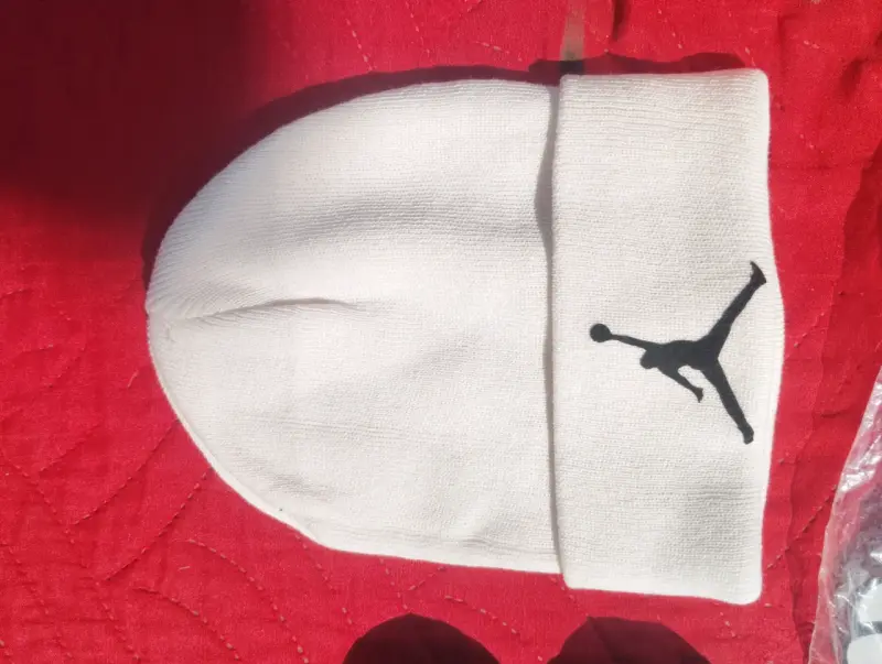 Gorro de lana blanco con logo