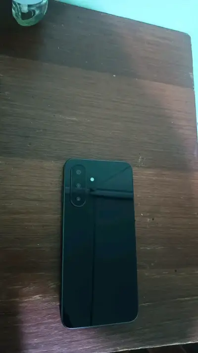 Smartphone con triple cámara trasera - miniatura 2