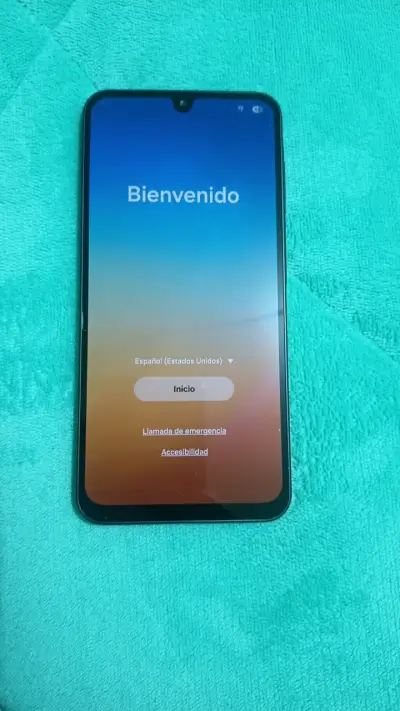 Smartphone con triple cámara trasera - miniatura 3