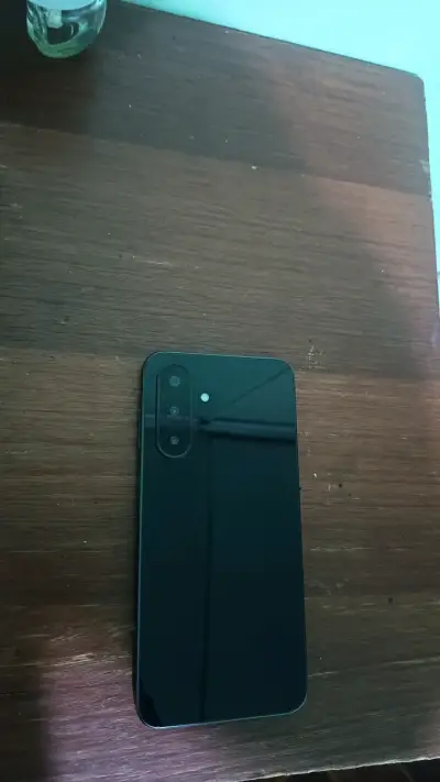 Smartphone con triple cámara trasera - miniatura 4